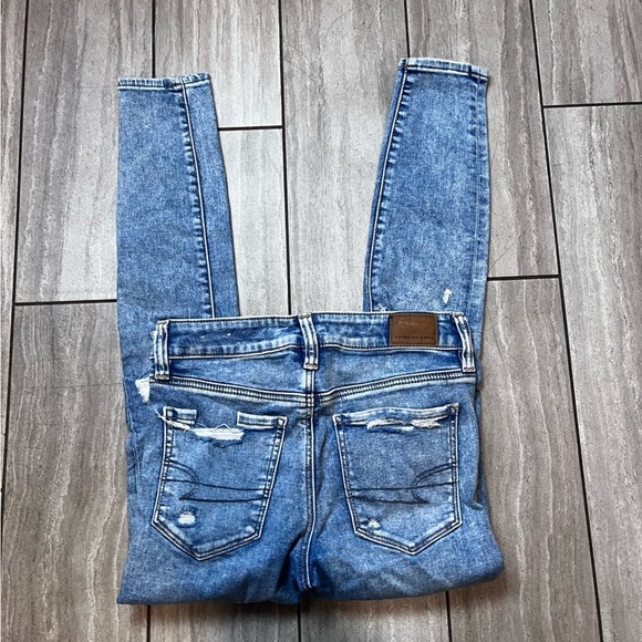 American Eagle Women’s Light Wash Distressed Jeggings Size 2 Short - Picture 2 of 8